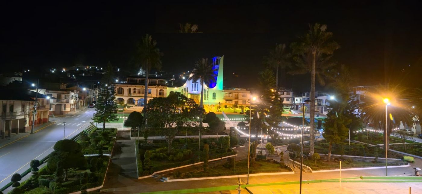 Parque central de Chillanes de noche
